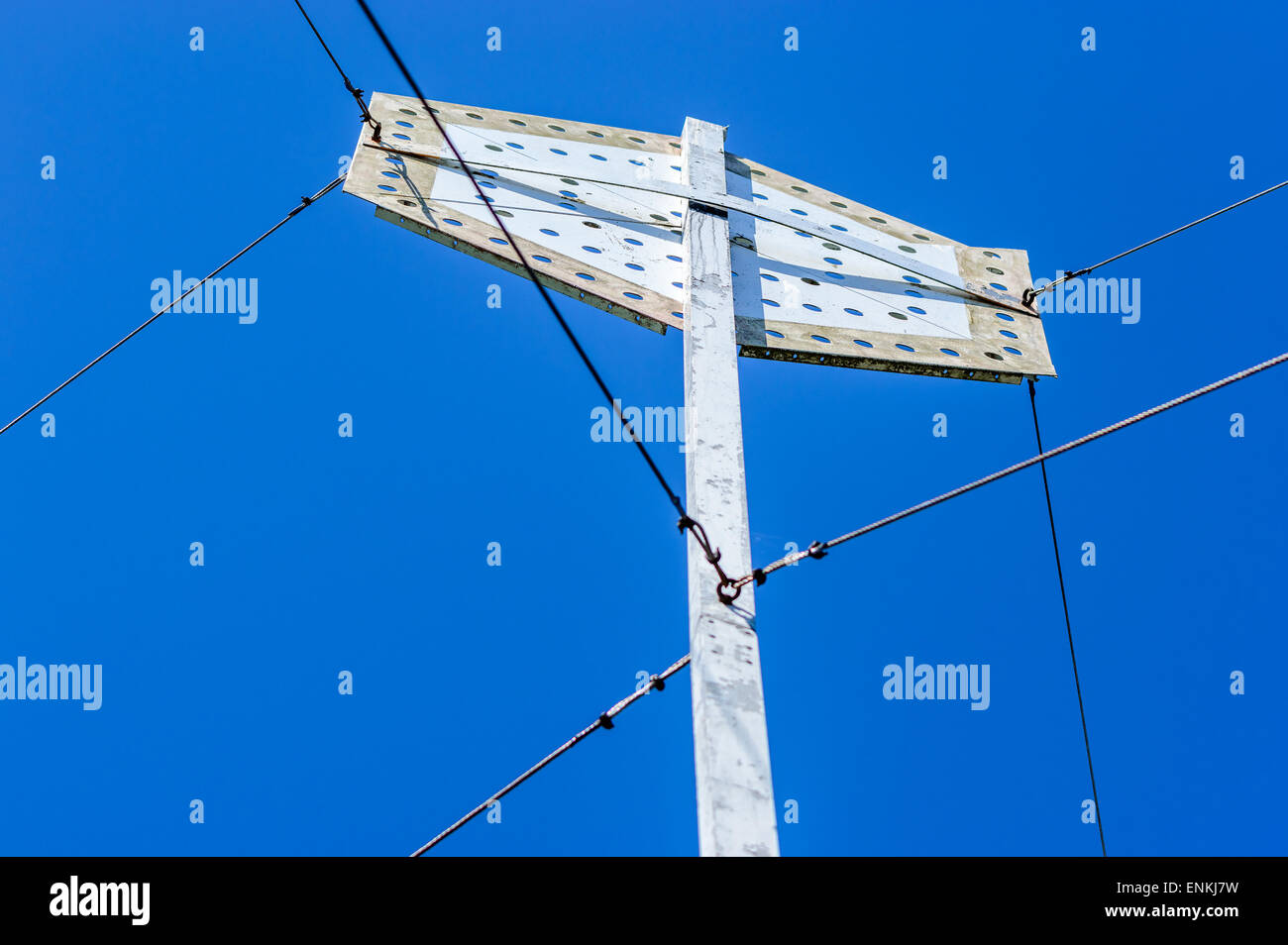 Nautische Navigationsmarker gegen klaren blauen Himmel. Stahldrähte halten Sie den Marker. Stockfoto