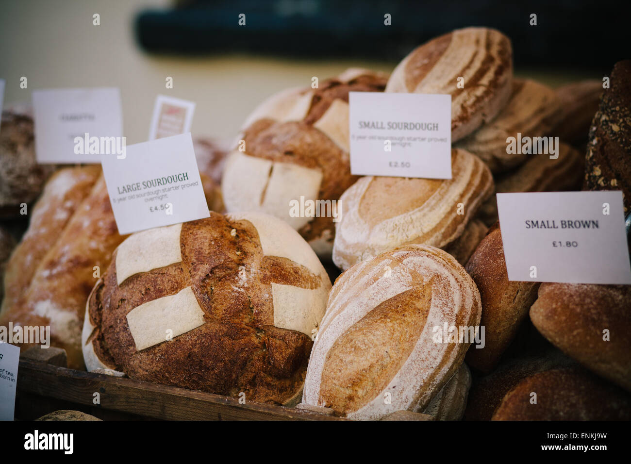 Brot zum Verkauf an Stroud Bauernmarkt, Stroud, gloucestershire Stockfoto