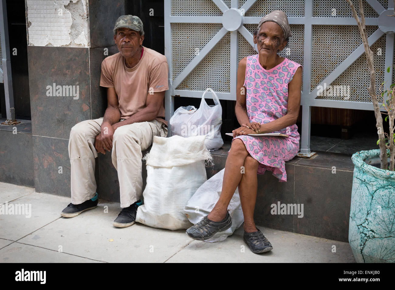 Porträt von Obdachlosen paar sitzen Straße Havanna mit ihren Habseligkeiten ruhen Stockfoto