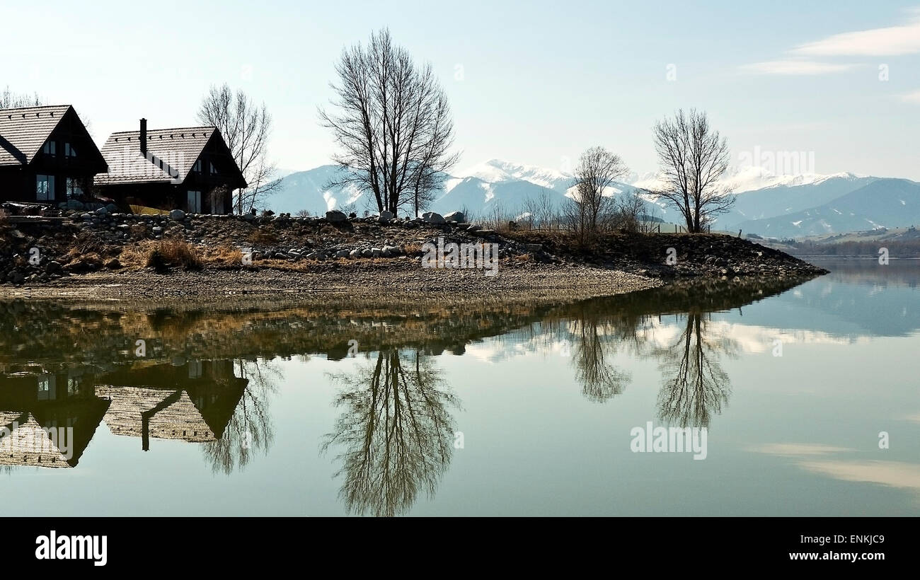 Aqua, Himmel, Bäume, Spiegelung, Berge, Wolken, Landschaft, Land, Staudamm, Stockfoto