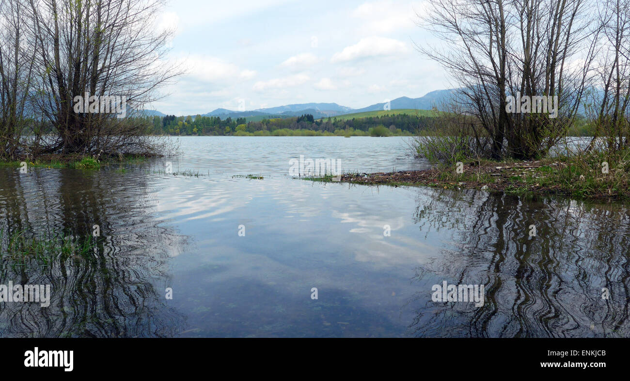 Aqua, Himmel, Bäume, Spiegelung, Berge, Wolken, Landschaft, Land, Staudamm, Stockfoto