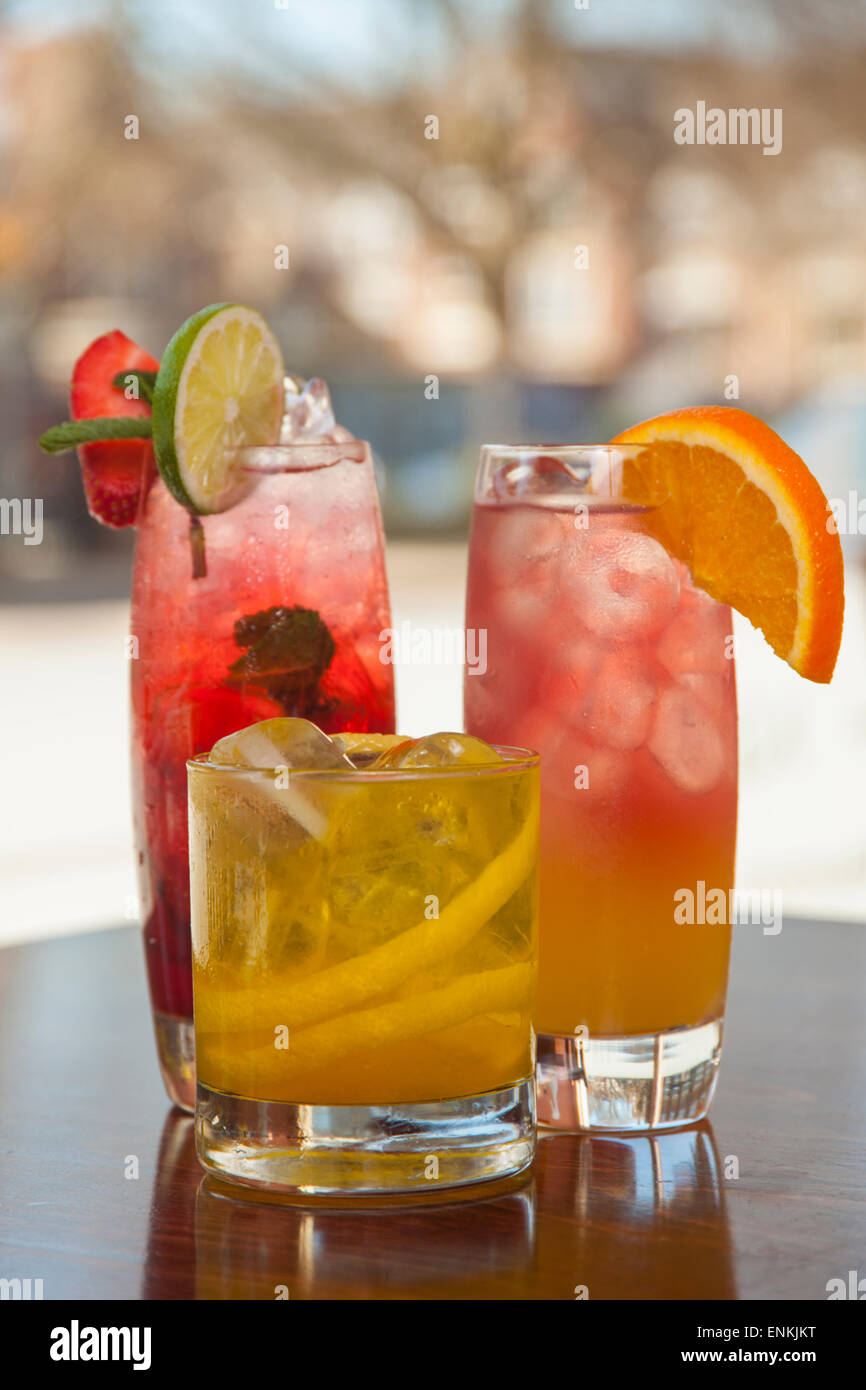 bunte Cocktails in einer bar Stockfoto