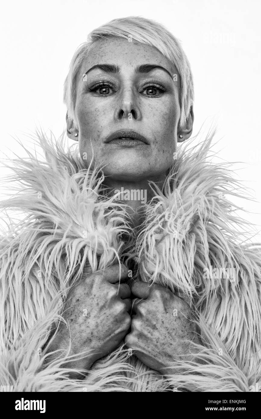 stilvolle zuversichtlich Reife Frau in schwarz und weiß, Anzeichen von Sonnenschäden der Haut Stockfoto