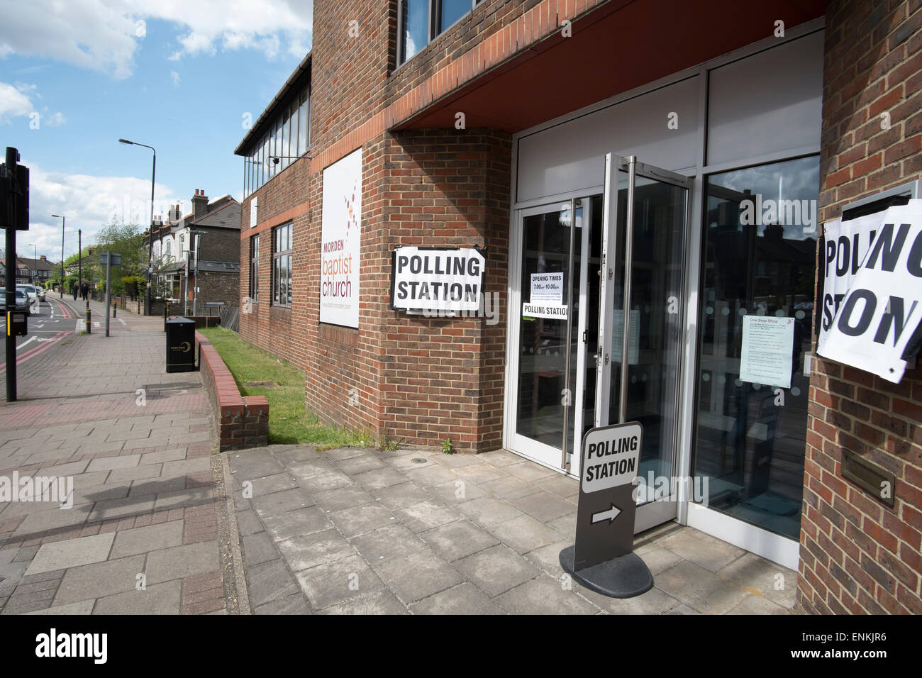 Wimbledon Wahlkreis, SW-London, UK. 7. Mai 2015. Ein Wahllokal in Morden an den allgemeinen Wahlen. Wimbledon-Wahlkreis ist seit 2005 durch konservative MP Stephen Hammond in das House Of Commons vertreten. Bildnachweis: Malcolm Park Leitartikel/Alamy Live-Nachrichten Stockfoto