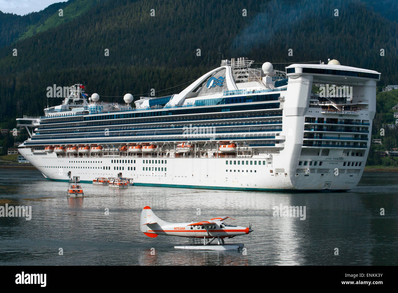 Star Princess angedockt am South Franklin Dock, Juneau, Alaska. Sightseeing-Wasserflugzeuge geparkt an der Uferpromenade in Juneau dock Stockfoto