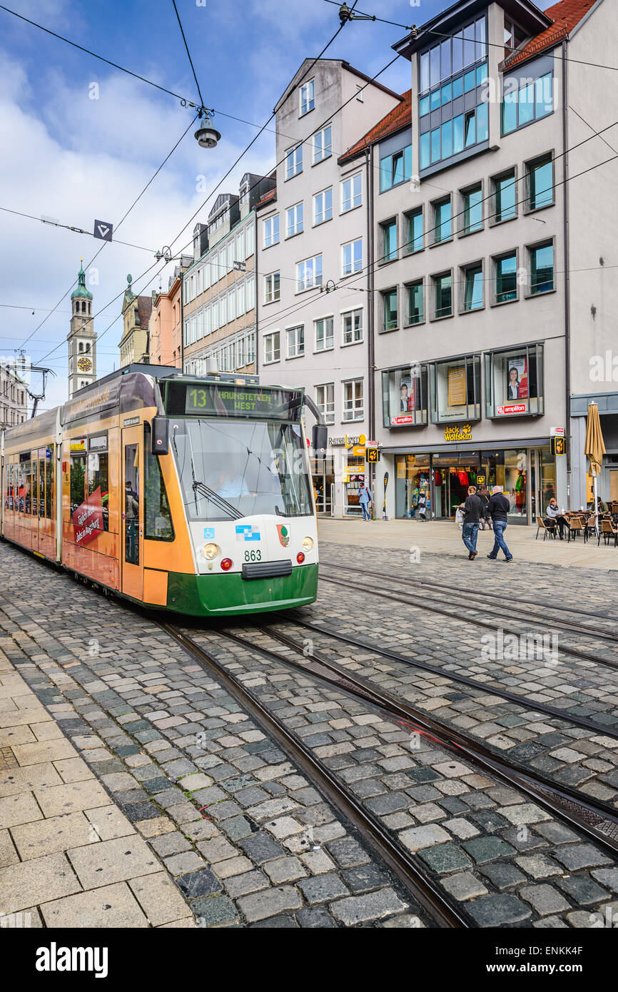 Eine Straßenbahn verläuft durch die Straßen von Augsburg. Die Augsburger Straßenbahn hat eine Geschichte, die zurückgeht bis 1881. Stockfoto