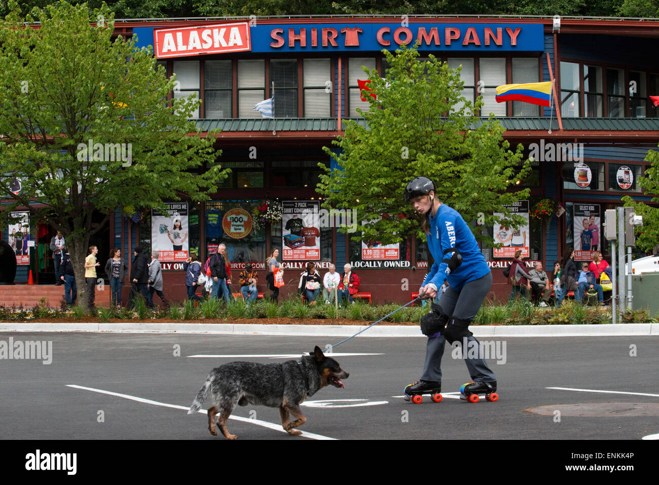 In der Innenstadt. Skaten mit einem Hund in den Straßen von Juneau. S Franklin Street. Alaska-Shirt Company. Alaska, USA.  Die Stadt und Borou Stockfoto