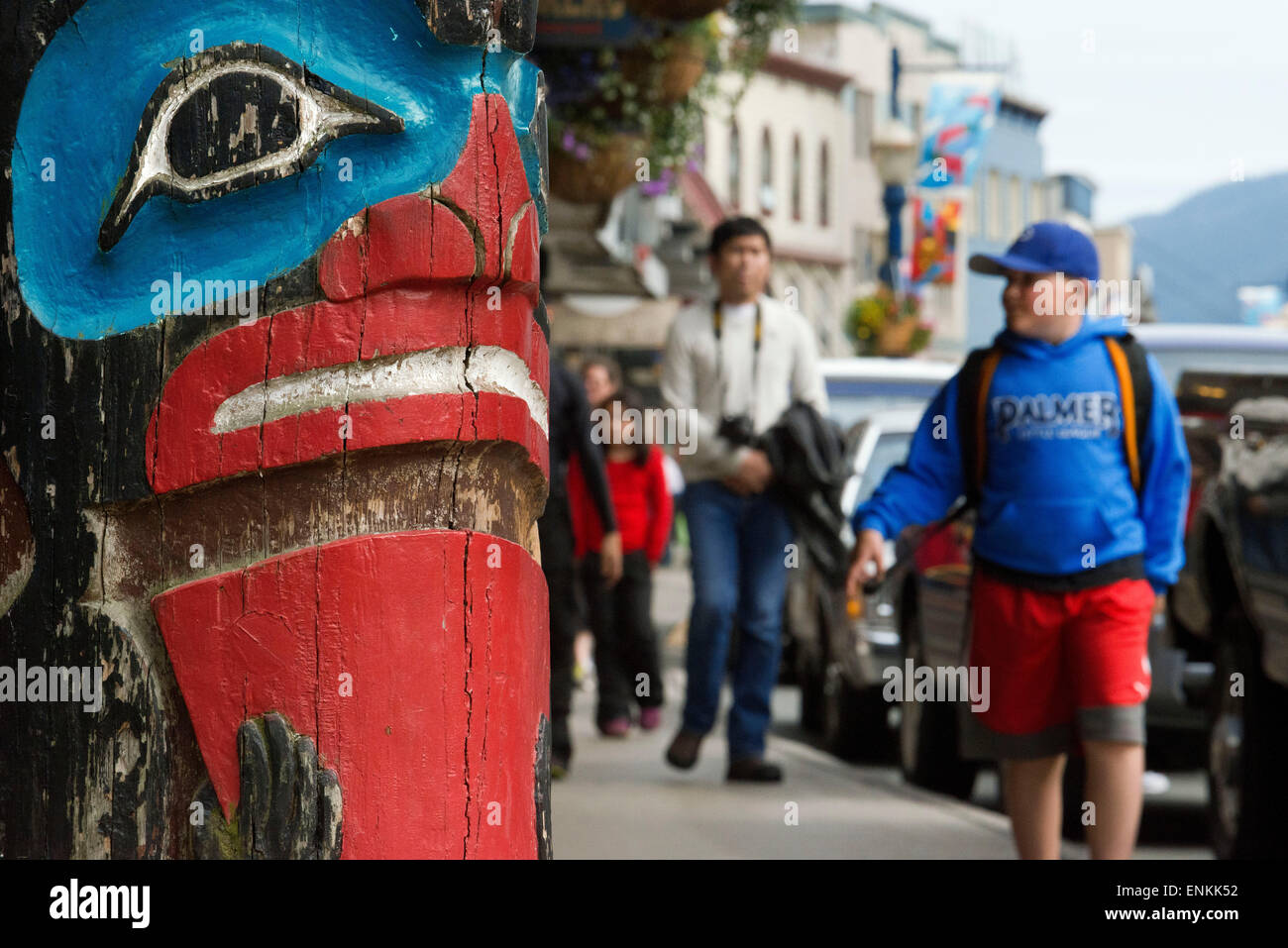 Totem und Touristen zu Fuß in den Straßen von Juneau. Alaska, USA. Die Stadt und Bezirk von Juneau ist die Hauptstadt von Alaska. Stockfoto