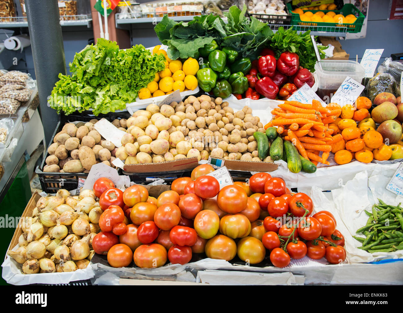 rote, gelbe und grüne Früchte und Kräuter auf dem Markt in portugal Stockfoto