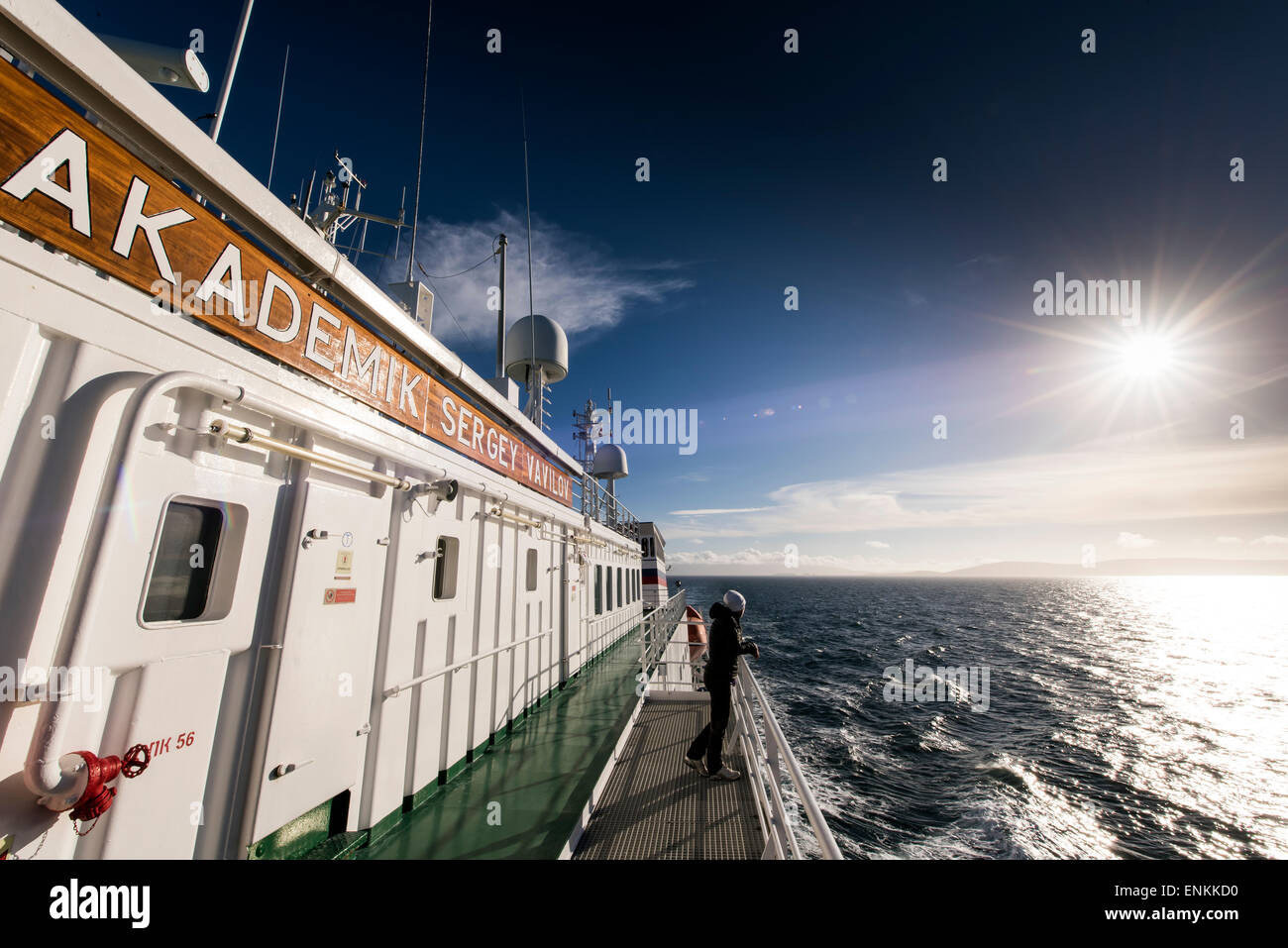 Touristen an Bord der Expedition Kreuzfahrt Akademic Vavilov auf dem Weg zu den Falkland-Inseln im südlichen Ozean Stockfoto