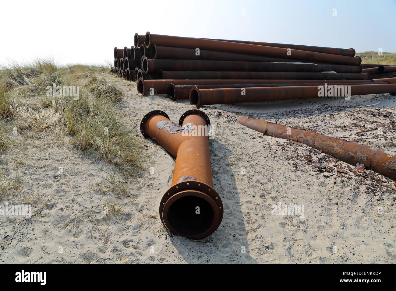 Rohre für das Pumpen von Sand am Strand. Die Sand-Saugbagger "Trael" von Hvide Sande, Dänemark, Pumpen Sand an den Strand über eine Leitung Stockfoto