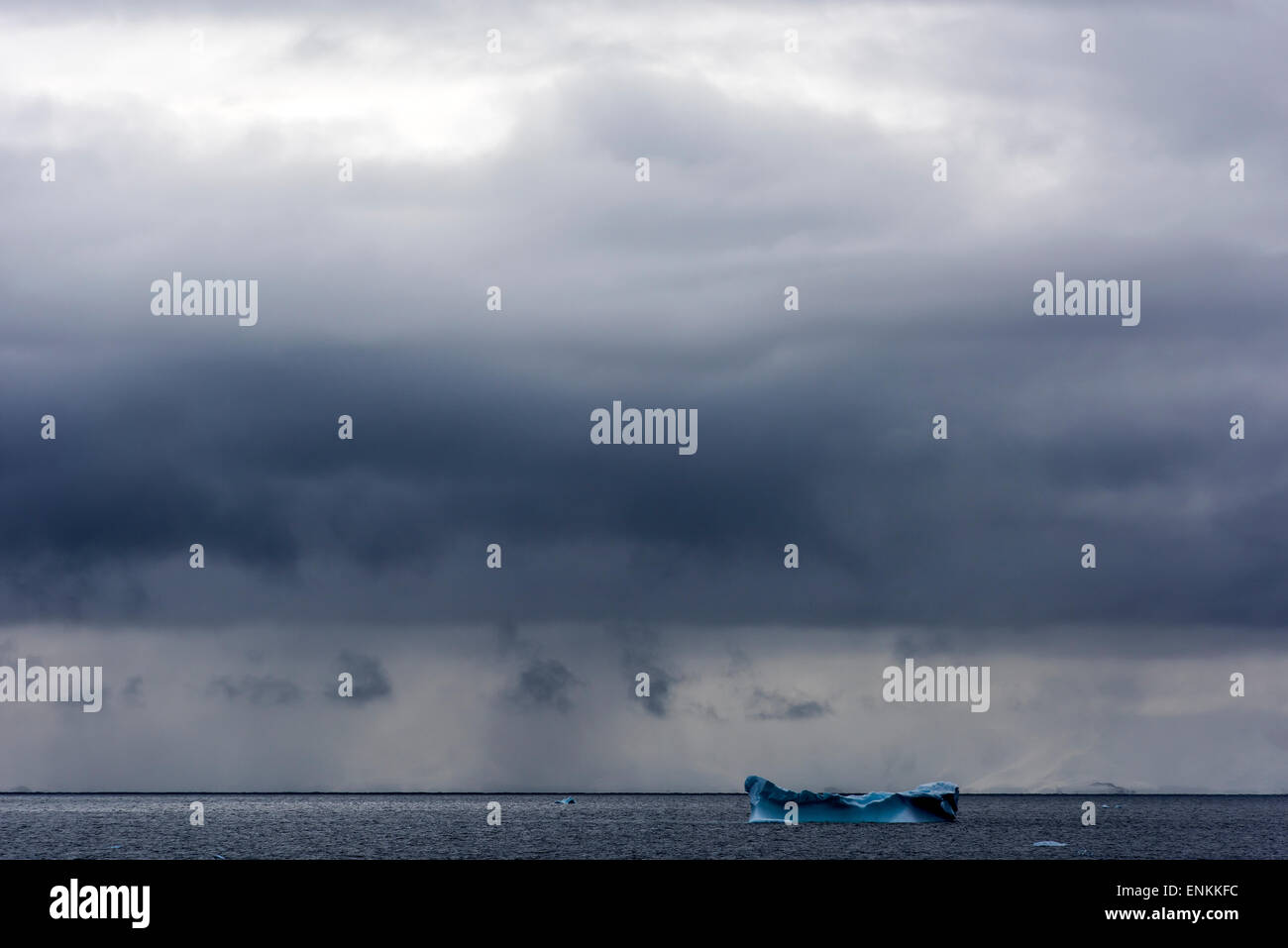 Blaue Treibeis und stimmungsvoller Himmel Portal Point antarktischen Halbinsel Antarktis Stockfoto