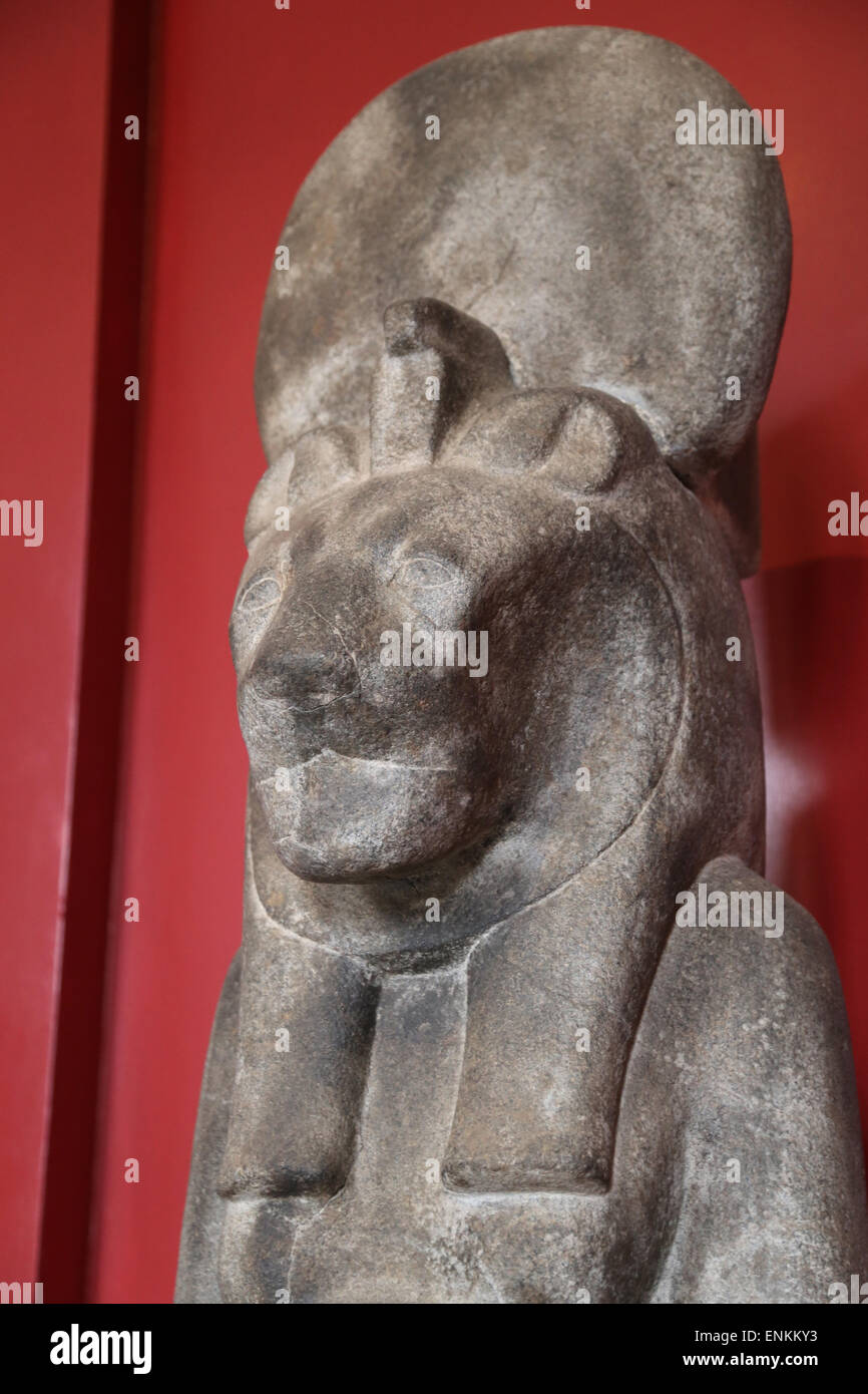 Die Statue. Löwin Göttin Sachmet. Granit. Karnak. Tempel der Mut. 18-Dynastie. Herrschaft von Amenhotep III (1391-1353 v. Chr.). Neuen Reiches. Stockfoto