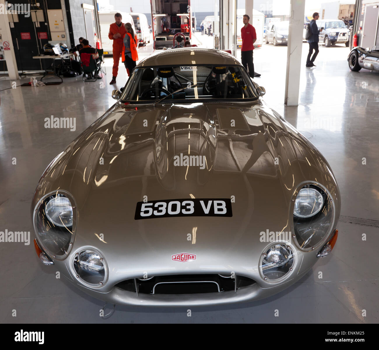 Einen klassischen Jaguar E-Type Rennwagen in der Garage in Silverstone. Stockfoto