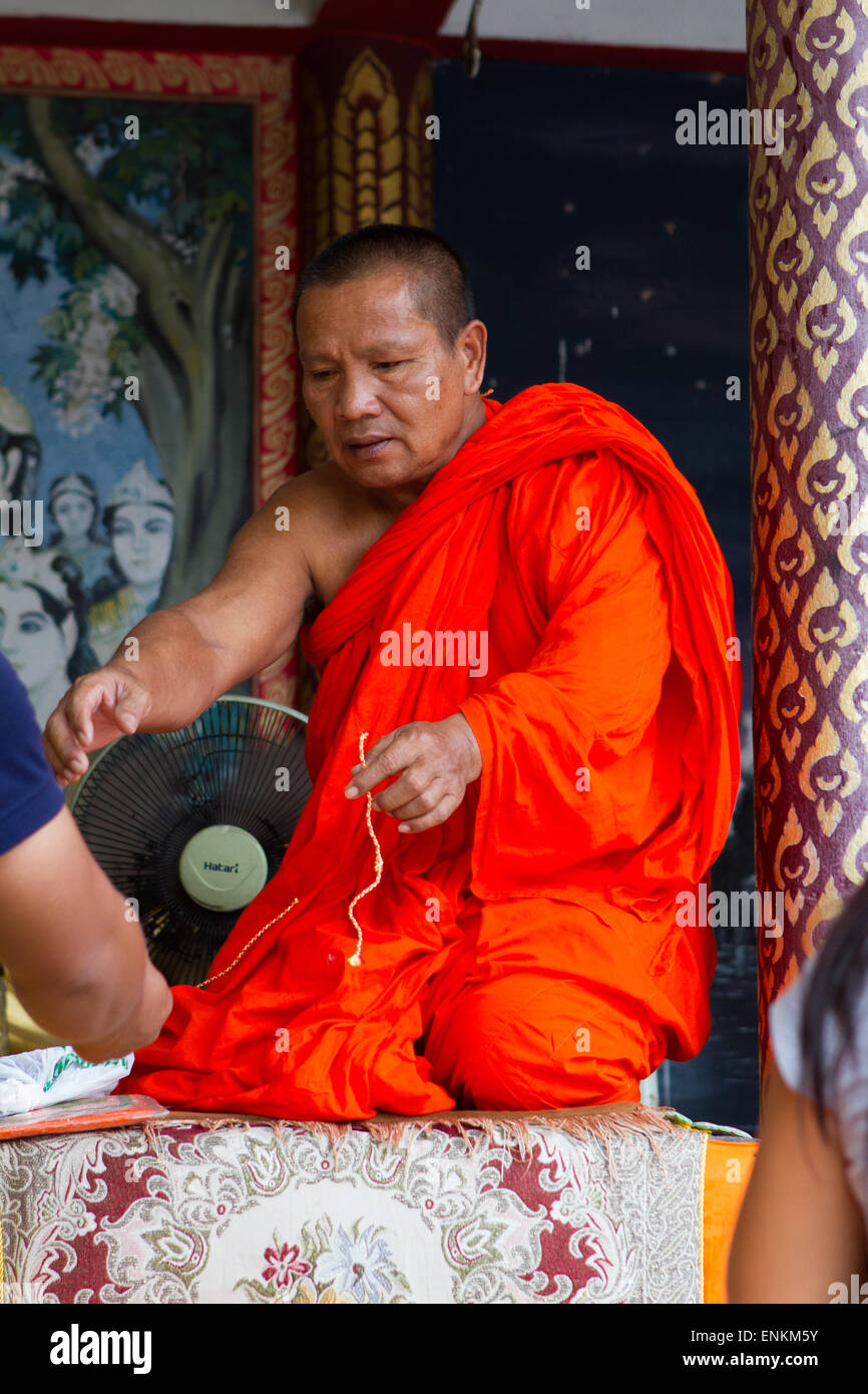 Buddhistischer Mönch segnet ein Reisender am Big Buddha Tempel, Koh Samui, Thailand Stockfoto