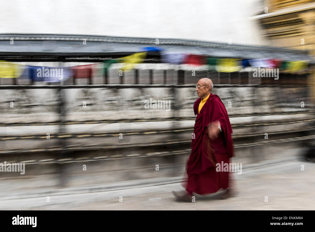 Tibetisch-buddhistischen Mönch von Gebetsmühlen und Fahnen auf Swayambhunath oder Monkey Tempel Kathmandu-Nepal Stockfoto