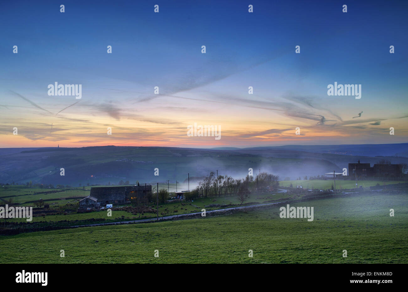 Cragg Vale und Stoodley Hecht im Stadtteil Pennine der Yorkshire Dales. Bei Sonnenuntergang aufgenommen. Stockfoto