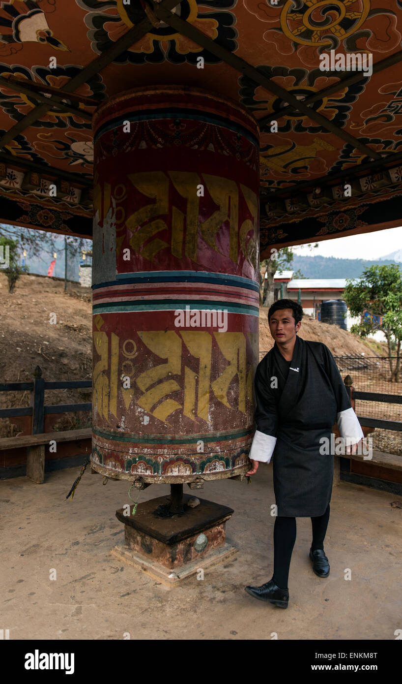 Young bhutanischen Spinnen ein Gebetsmühle Chime (oder Chimmi) Lhakhang oder Mad Monk Kloster Buthan Stockfoto