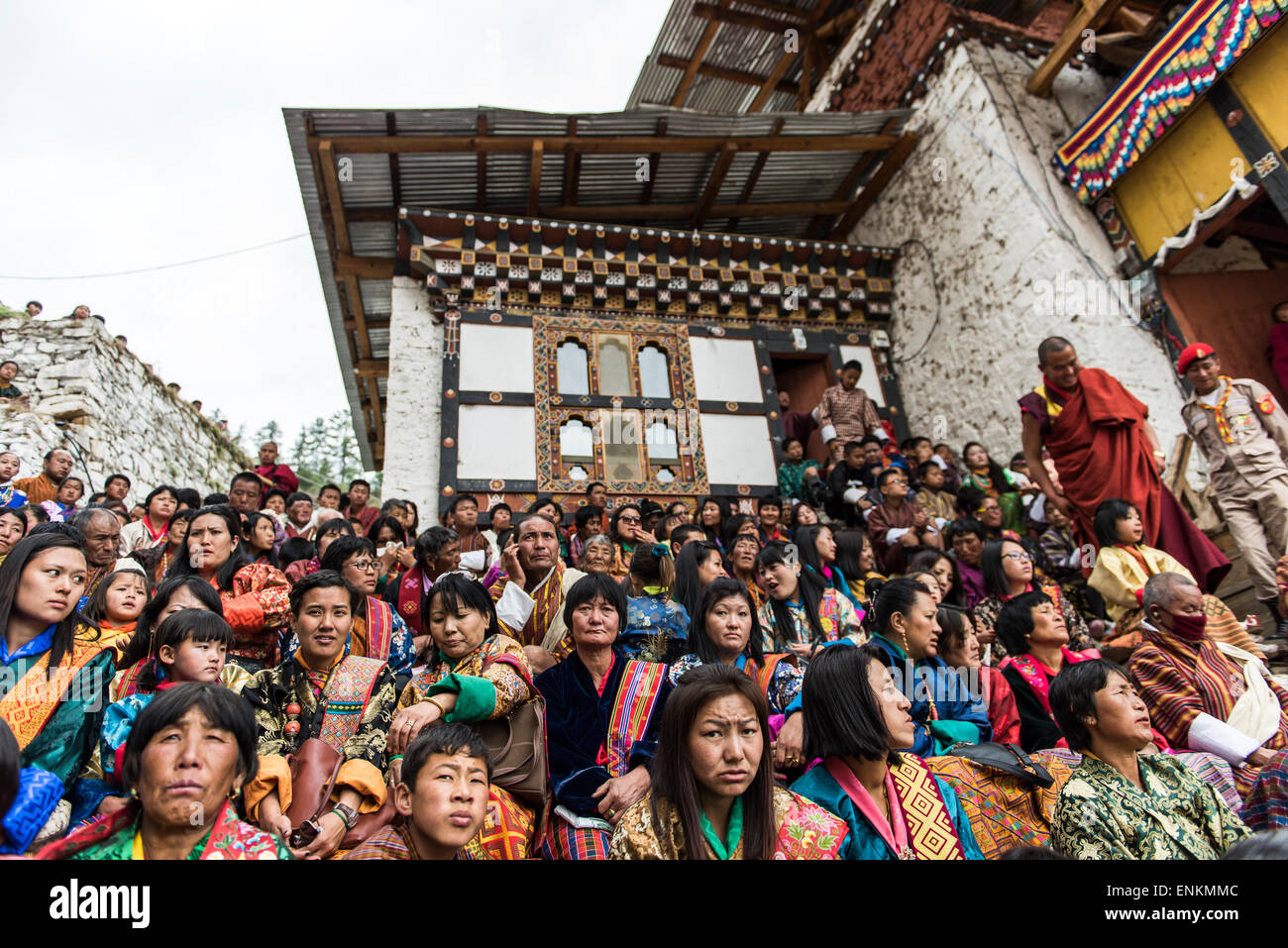 Publikum auf religiöses Fest Paro Bhutan Stockfoto