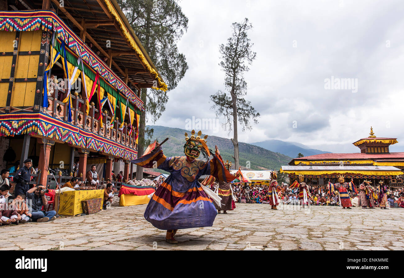 Maskierte Gestalten des Tanzes von schrecklichen Gottheiten (Tungam) auf religiöse Festival Paro Bhutan Stockfoto