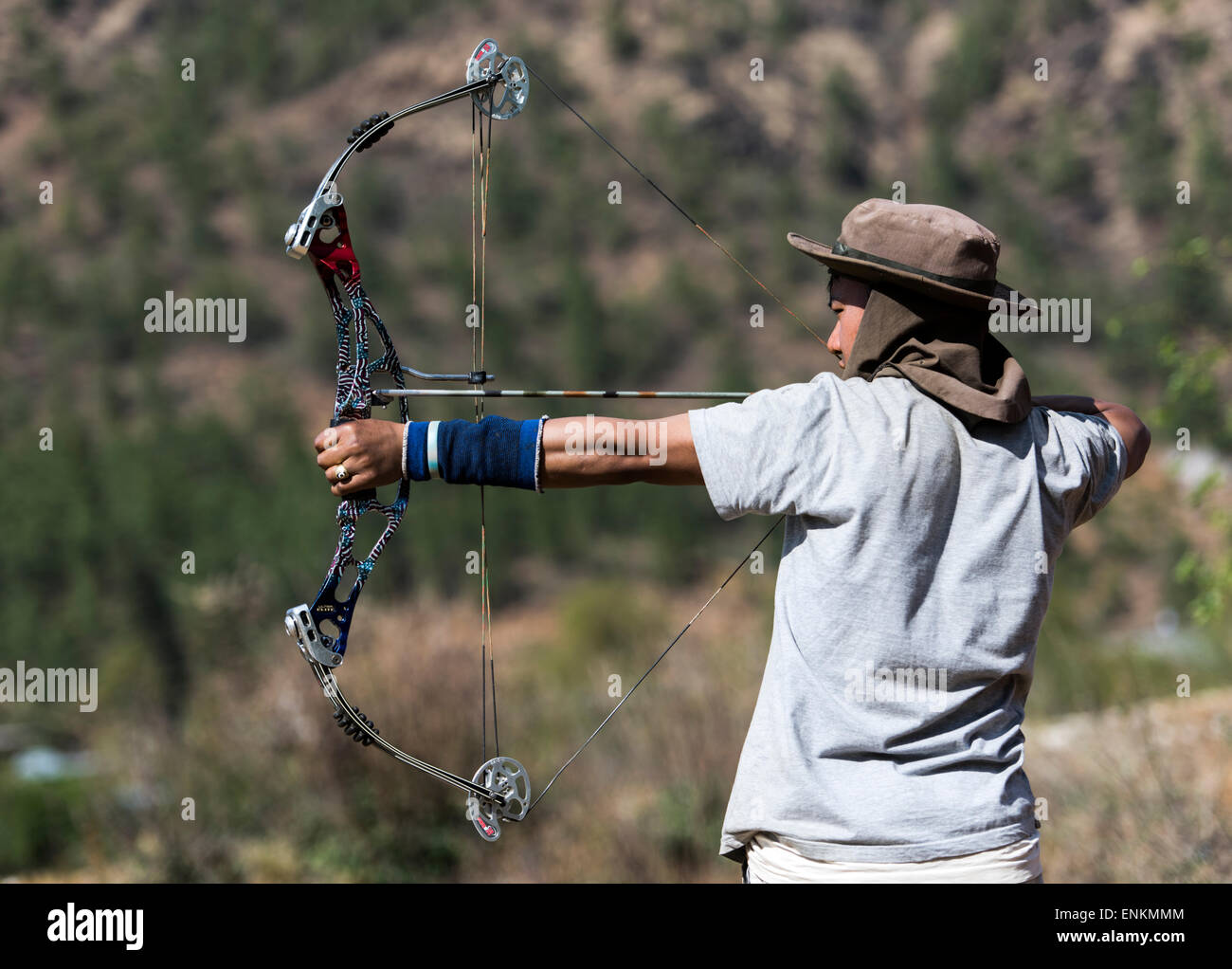 Archer üben Bogenschießen (Volkssport) auf dem Land Bhutan Stockfoto