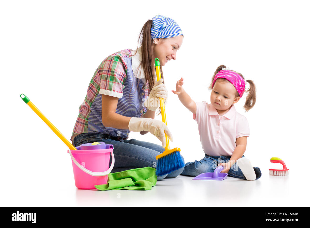 süße Mutter lehrt Tochter Kind Reinigung Zimmer Stockfoto