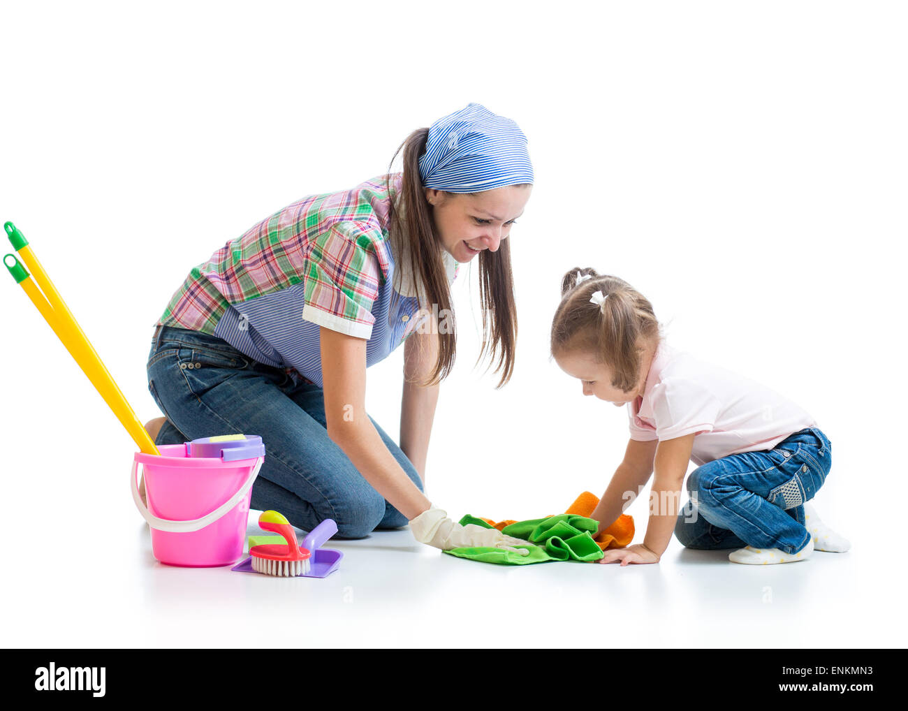 süße junge Mutter lehrt Tochter Kind Reinigung Zimmer Stockfoto