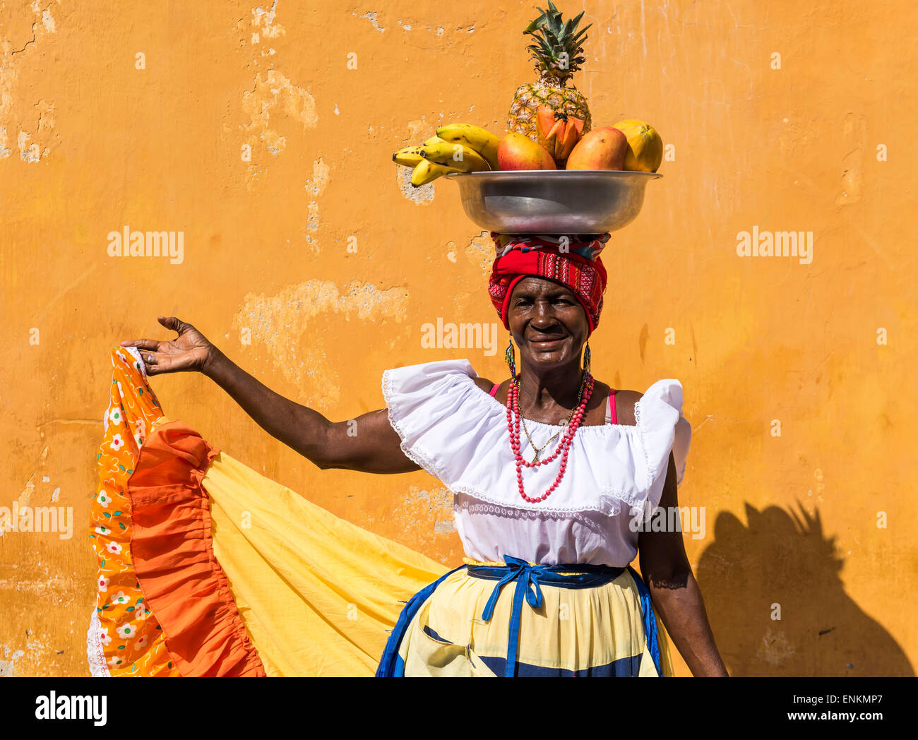 Porträt des traditionellen Obst-Verkäufer von Palenque (Palenquera) Cartagena de Indias Kolumbien, Südamerika Stockfoto