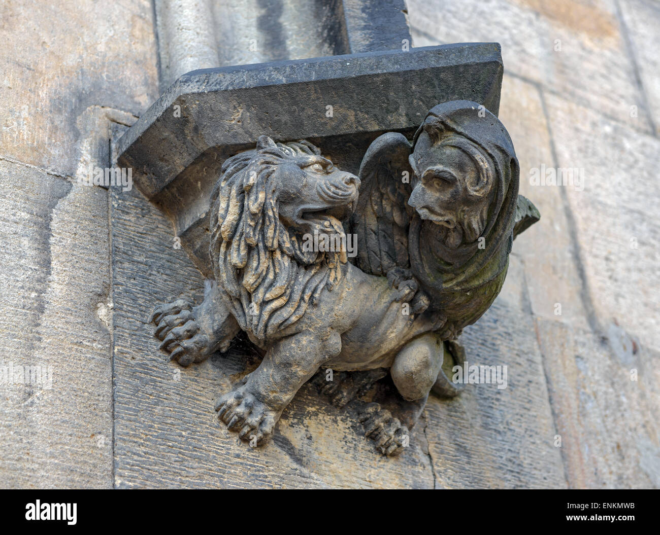 Halterung mit plastischen Figuren von Chimera und Löwen aus Sandstein an der Turm der Karlsbrücke, Prag, Tschechien. Stockfoto