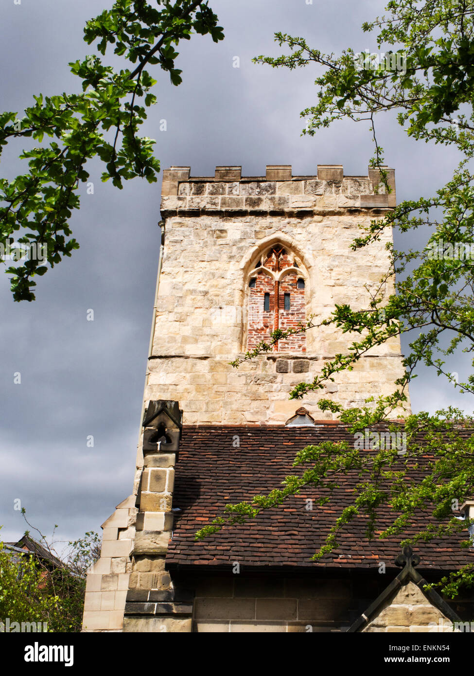 Sonnendurchflutetes Kirchturm im Frühjahr gegen einen stürmischen Himmel Dreifaltigkeitskirche ältesten York Yorkshire England Stockfoto