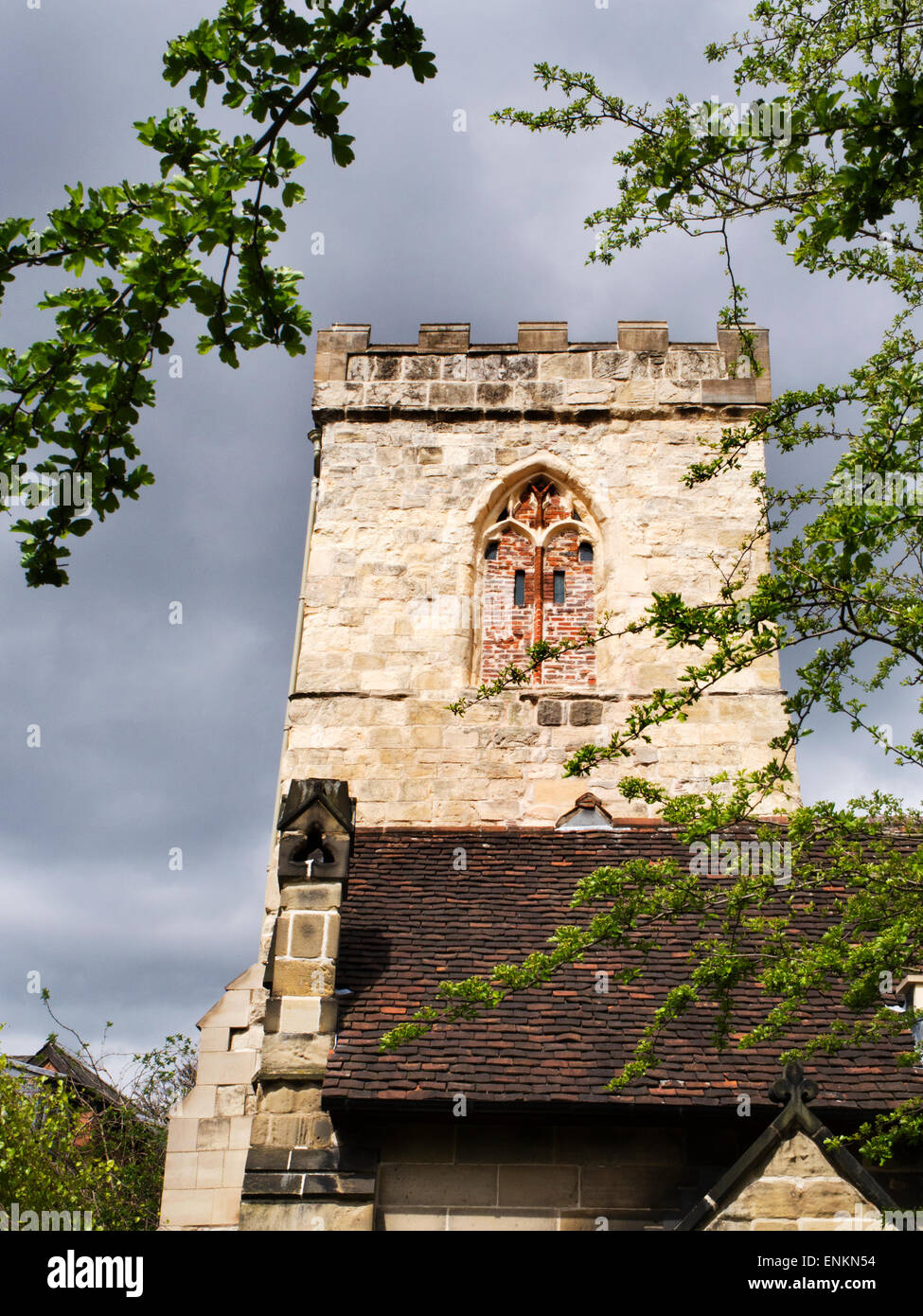 Sunlit Church Tower in Spring against a Stormy Sky Holy Trinity Church Goodramgate York Yorkshire England Stockfoto
