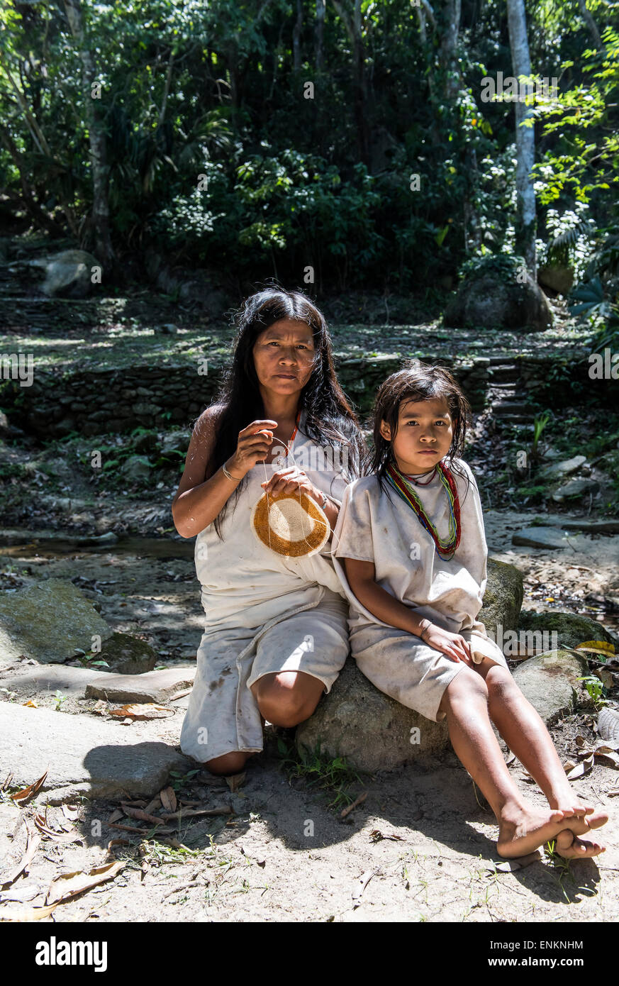 Kogi oder Cogui oder Kagaba Mama stricken mit jungen Mädchen Tayrona National Park-Santa Marta-Kolumbien Stockfoto