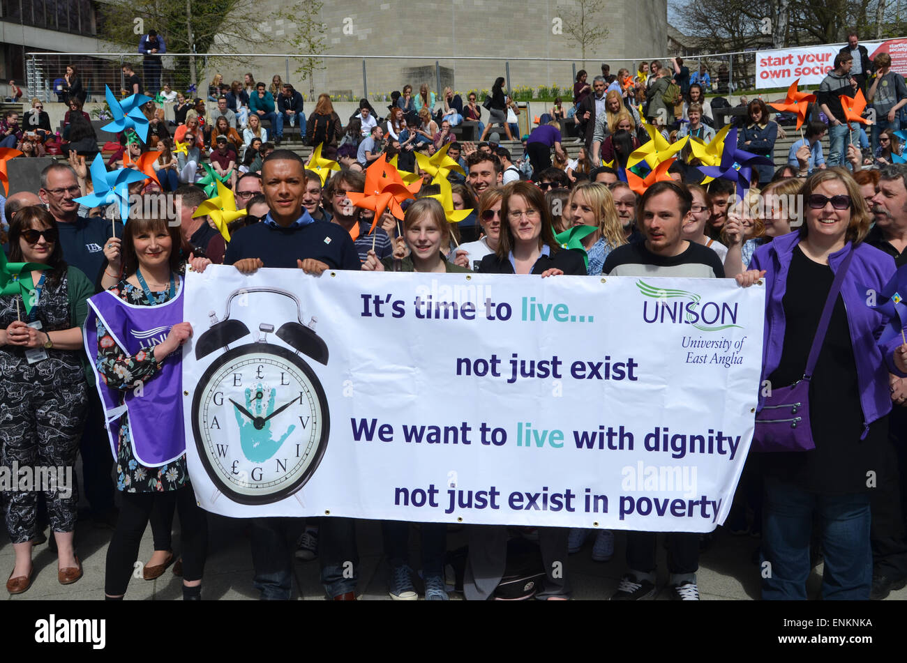 UNISON existenzsichernden Lohn Protest auf Campus der UEA, Norwich Süden Labour-Kandidaten Clive Lewis, April 2015 Stockfoto