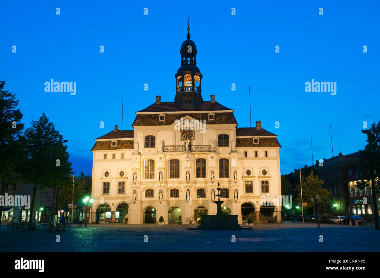 Rathaus Bei Daemmerung, Altstadt, Lüneburg, Niedersachsen, Deutschland |  Gilden-Halle bei Dämmerung, alte Town, Lüneburg, Niedersachsen Stockfoto