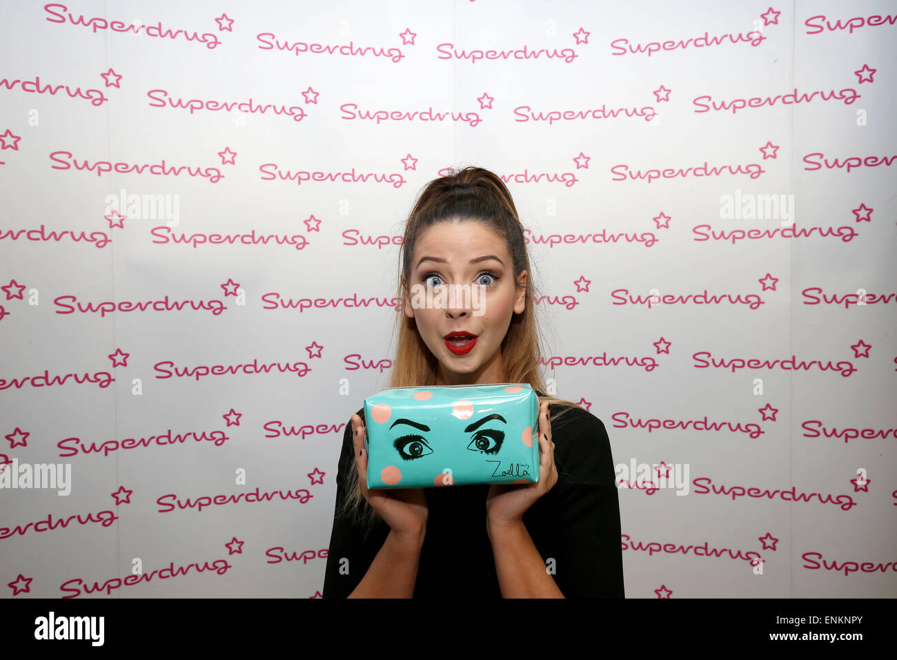 Vloggerin und Internet Persönlichkeit Zoe Suggs aka Zoella trifft Fans bei der Superdrug Stores in Churchill Square in Brighton. Stockfoto