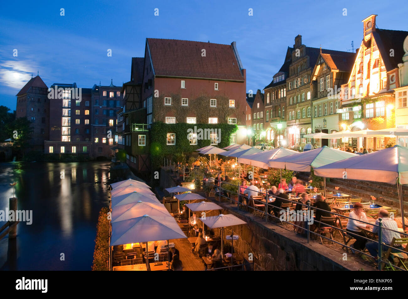 Terrassenrestaurants, Daemmerung, Alter Hafen, Lüneburg, Niedersachsen