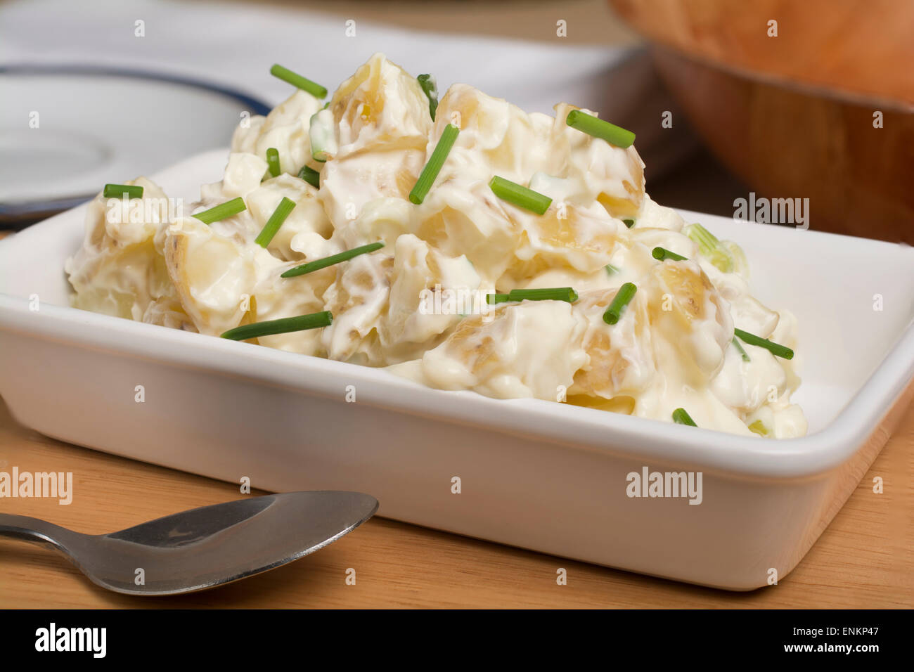 Kartoffelsalat mit Babykartoffeln, Zwiebeln, Mayonnaise und mit Schnittlauch bestreut Stockfoto