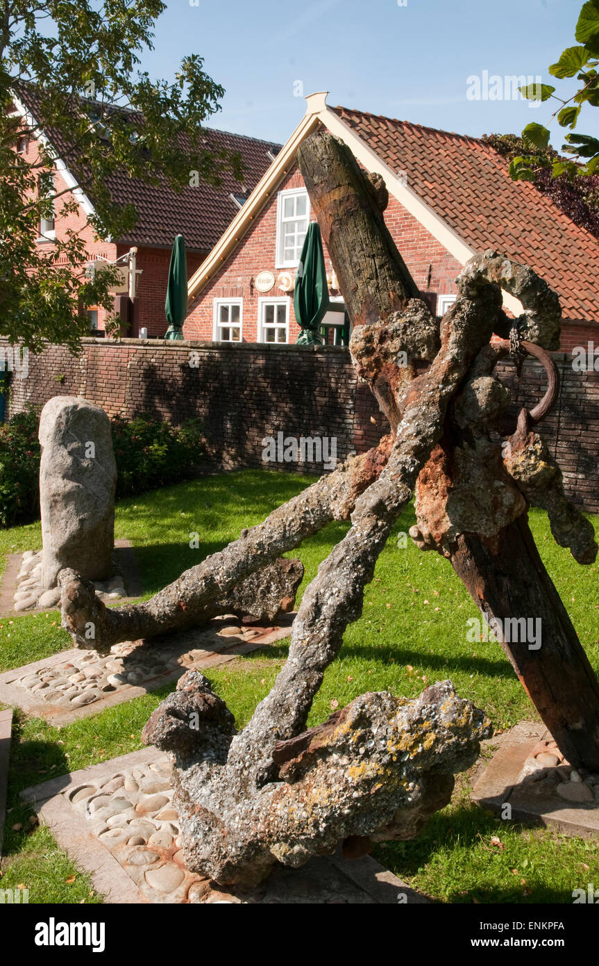 Stockanker aus Dem 16. Jh., Hafen, Neuharlingersiel, Ostfriesland, Niedersachsen, Deutschland |  Anker aus dem 16. Jahrhundert, ha Stockfoto Stockanker aus Dem 16. Jh., Hafen, Neuharlingersiel, Ostfriesland, Niedersachsen, Deutschland |  Anker aus dem 16. Jahrhundert, ha Stockfoto