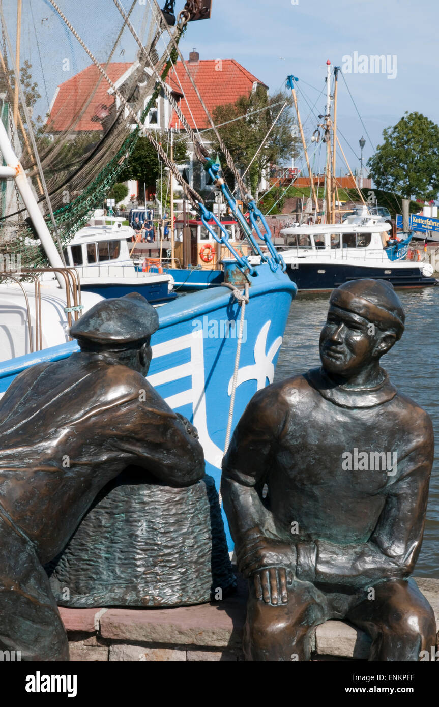 Skulptur Alt-Und Jungfischer, Fischkutter, Fischerboote, Hafen, Neuharlingersiel, Ostfriesland, Niedersachsen, Deutschland |  S Stockfoto