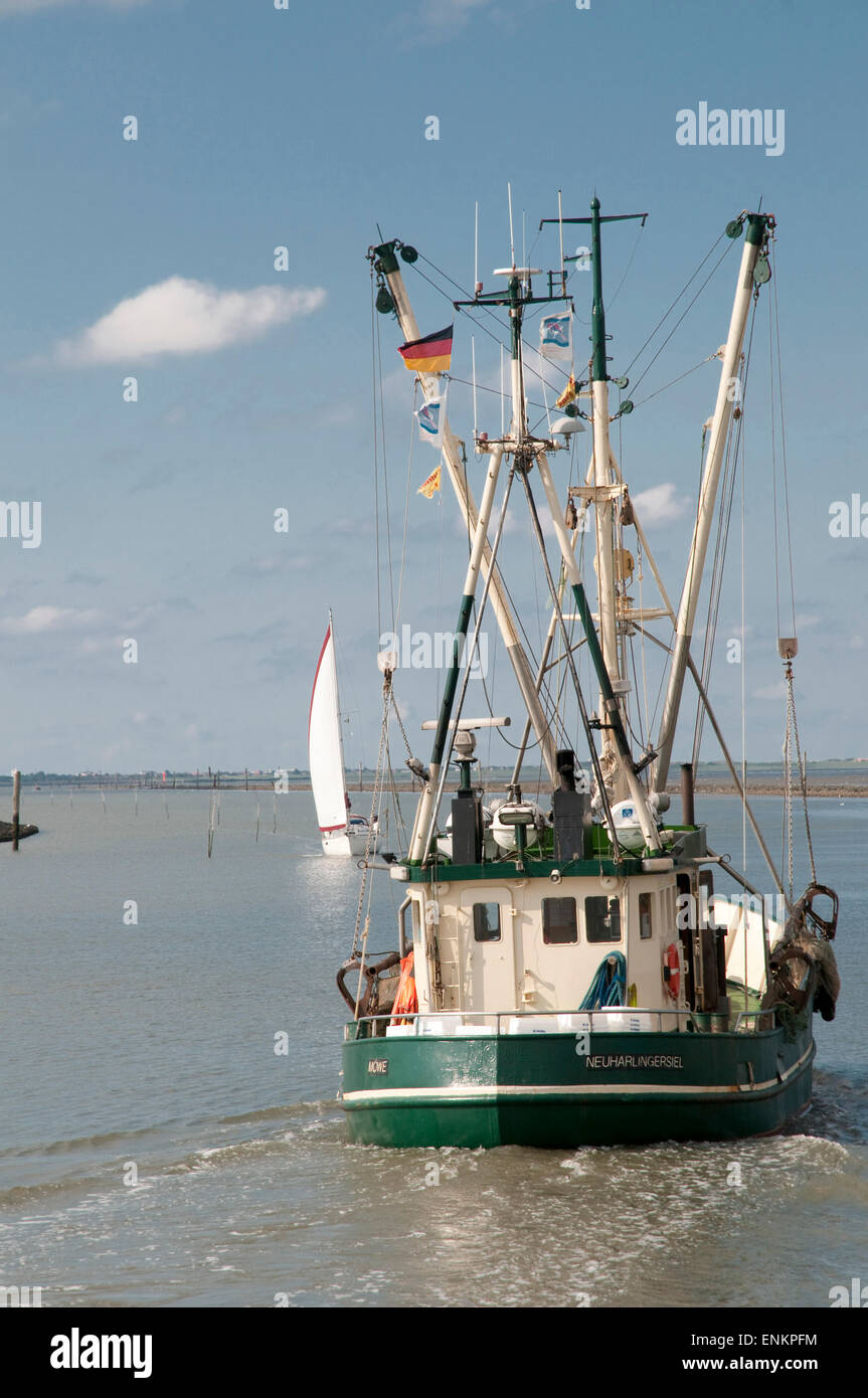 Fischkutter Verlaesst den Hafen Bensersiel, Ostfriesland, Niedersachsen, Deutschland |  Angelboot/Fischerboot-Hafen, Bensersie verlassen Stockfoto