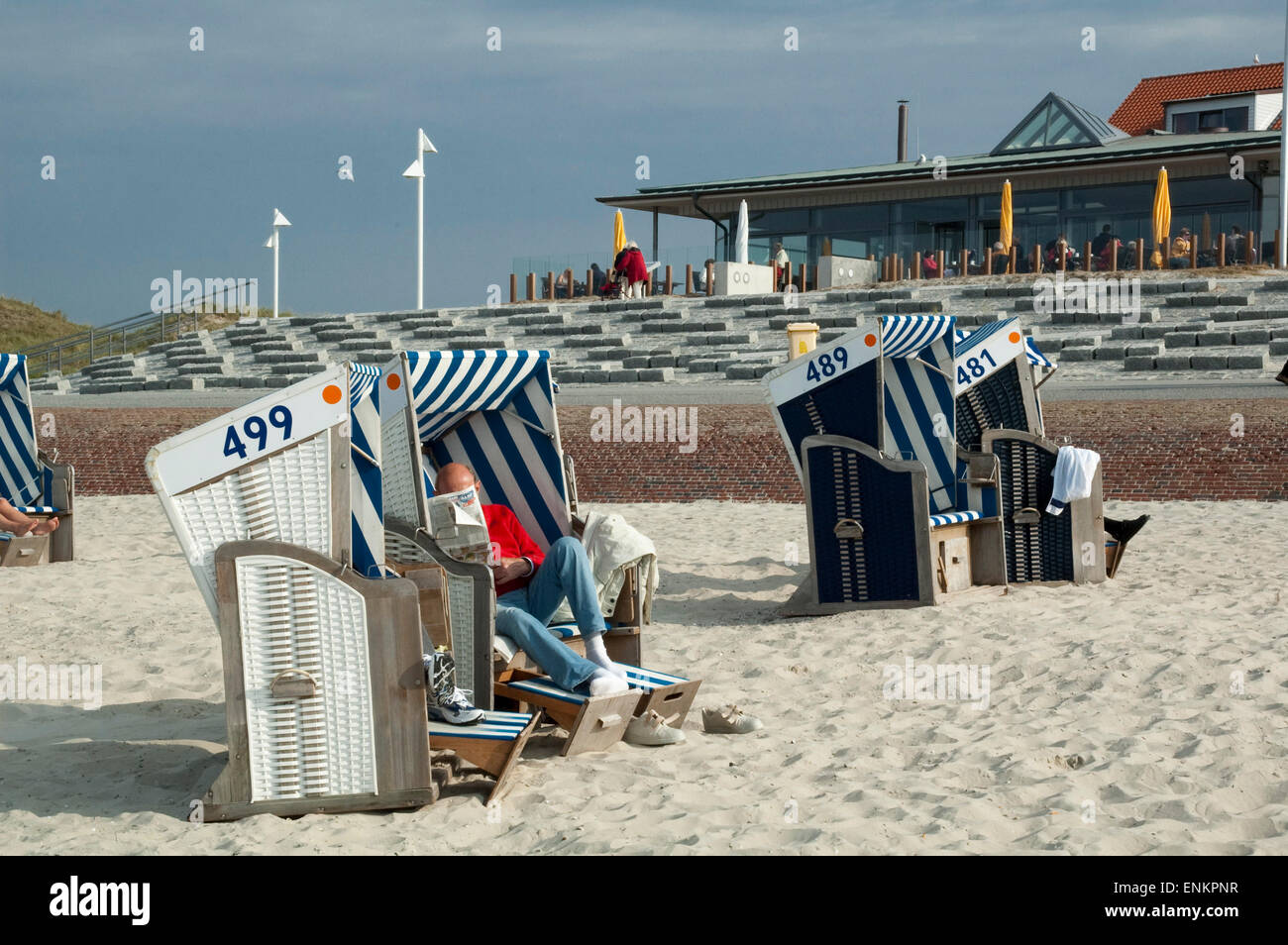 Liegestühle am Strand, Norderney, Nordsee-Insel, Ostfriesland, Niedersachsen, Deutschland Stockfoto