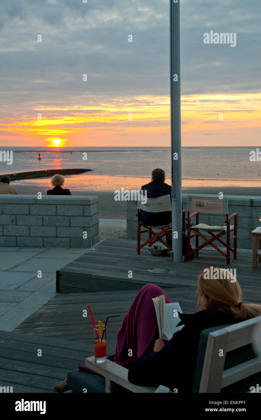 Strandbar "Milchbar" Esplanade in der Abenddämmerung, Norderney, Nordsee Insel, Ostfriesland, Niedersachsen, Deutschland Stockfoto