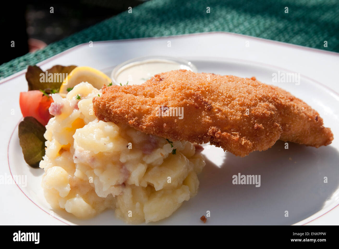 Gebratener Fisch mit Kartoffel Salat, Norderney, Nordsee-Insel, Ostfriesland, Niedersachsen, Deutschland Stockfoto