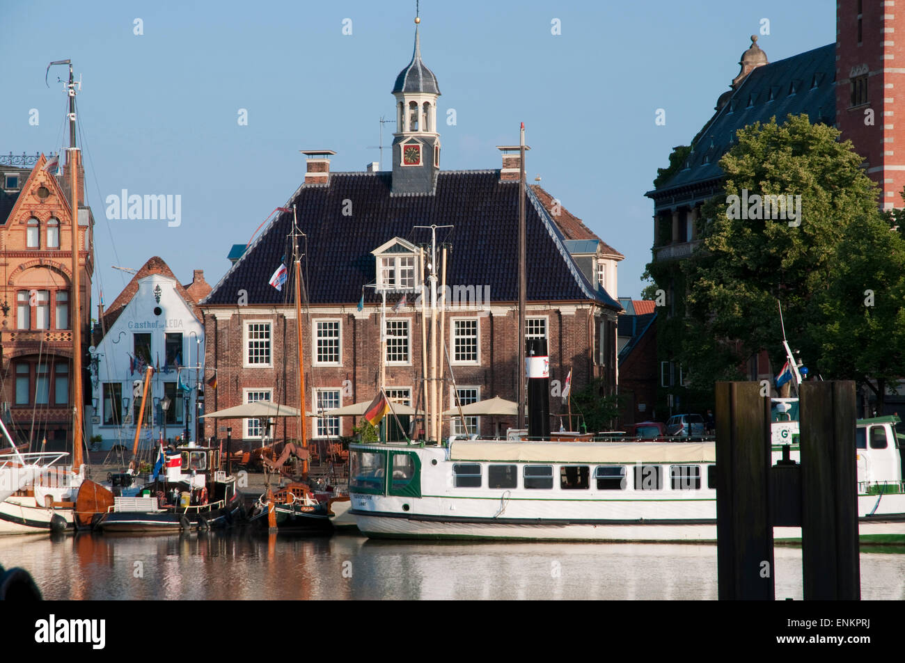 Altstadt mit mit einem Gewicht von Haus und Schiff, Leer, Ostfriesland, Niedersachsen, Deutschland Stockfoto