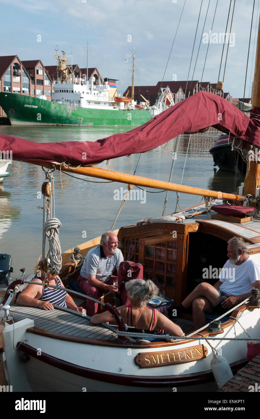 Menschen auf Segelboot, Hafen, Leer, Ostfriesland, Niedersachsen, Deutschland Stockfoto