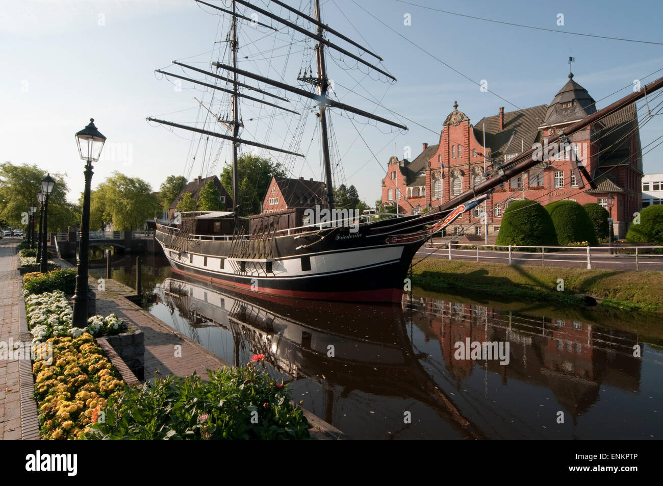 Kanal mit historischen Schiff, Papenburg, Ostfriesland, Niedersachsen, Deutschland Stockfoto