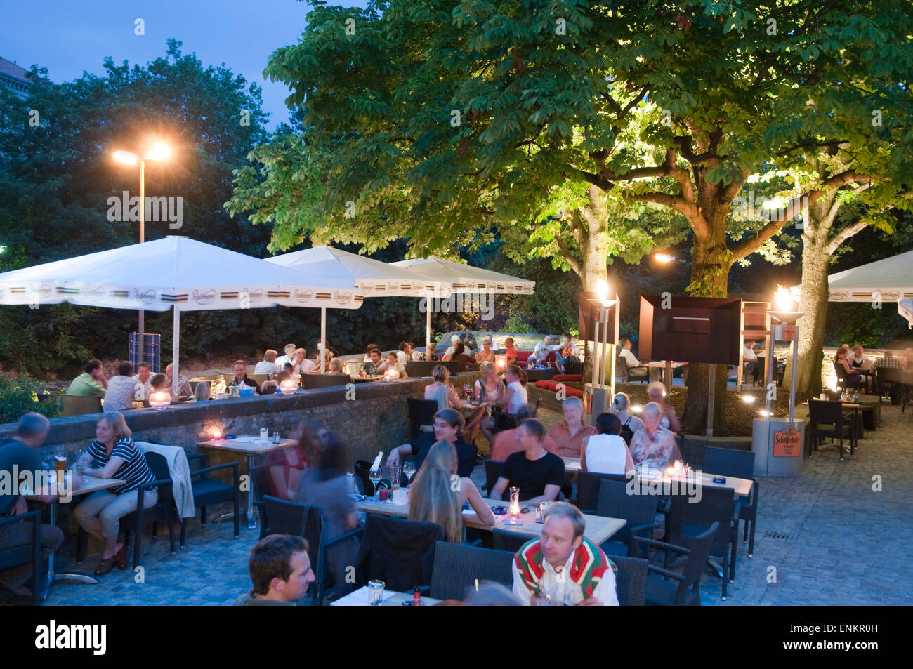 Biergarten, Gartenrestaurant auf Stadtmauer in der Nähe in der Nähe von  Heger Tor, Dämmerung, Osnabrück, Niedersachsen, Deutschland Stockfotografie  - Alamy