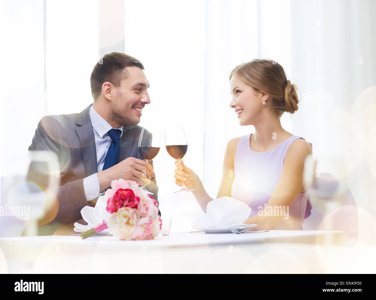 junges Paar mit Gläsern Wein im restaurant Stockfoto
