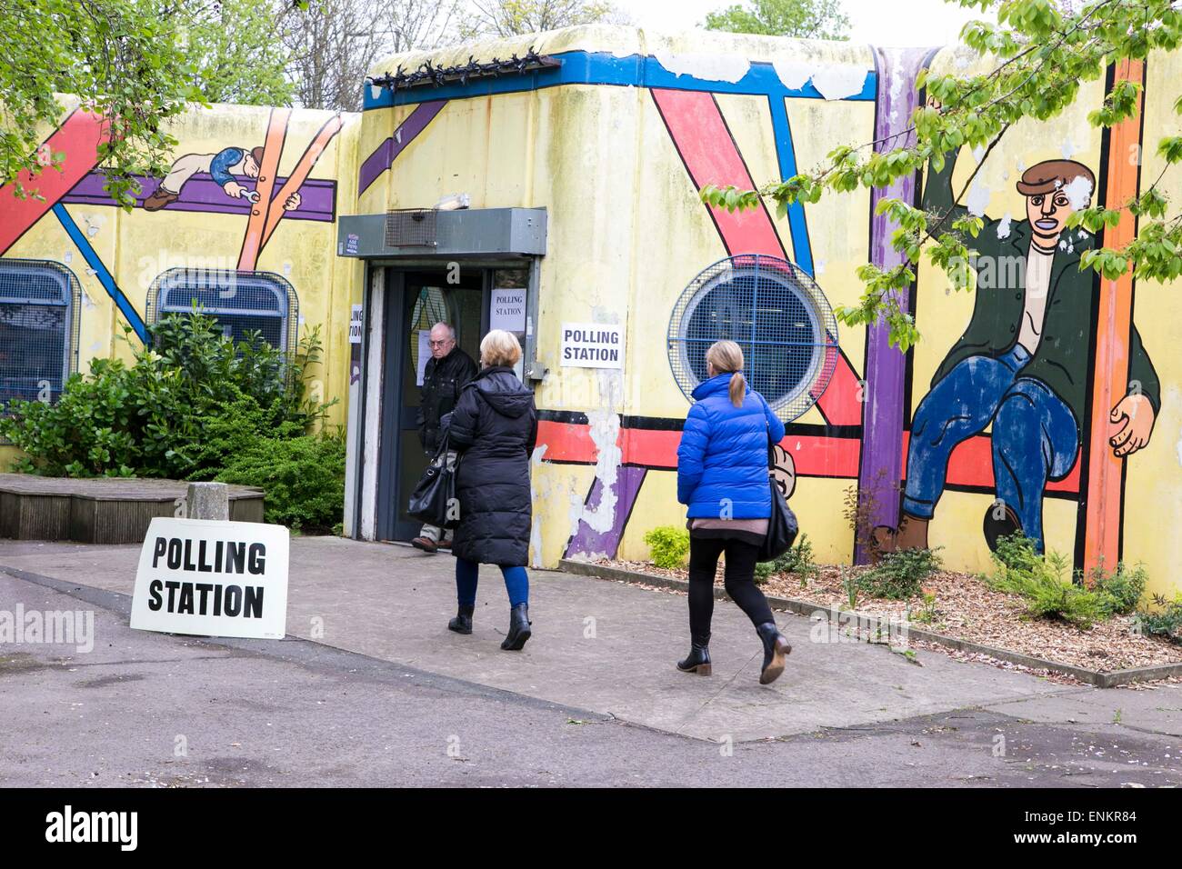 WAHLLOKAL - Abstimmung in Newton Heath Bibliothek, Newton Heath, Manchester heute (Donnerstag, 7. Mai 2015) Stockfoto