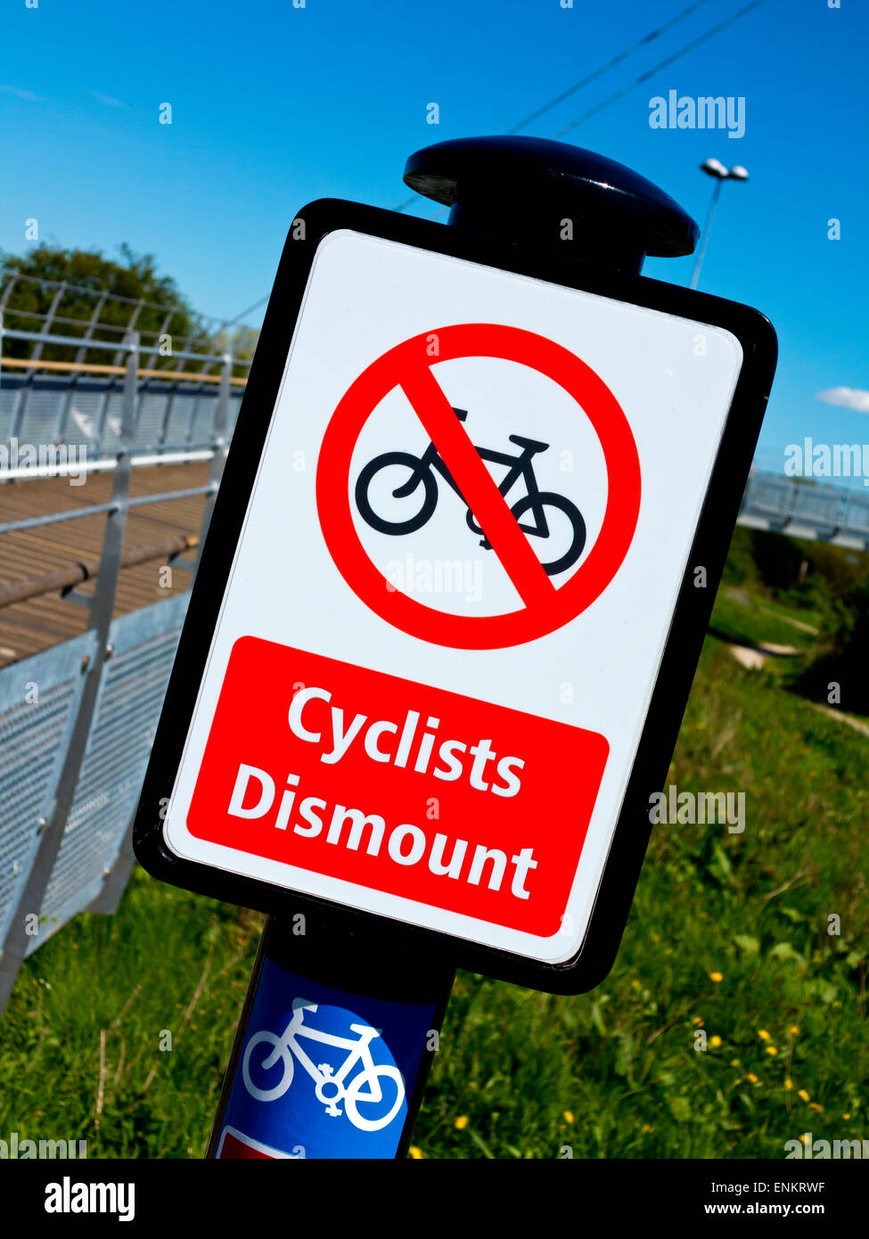 SUSTRANS National Cycle Network Radfahrer absteigen Zeichen auf einem Mast in Newark auf Trent Nottinghamshire England UK Stockfoto